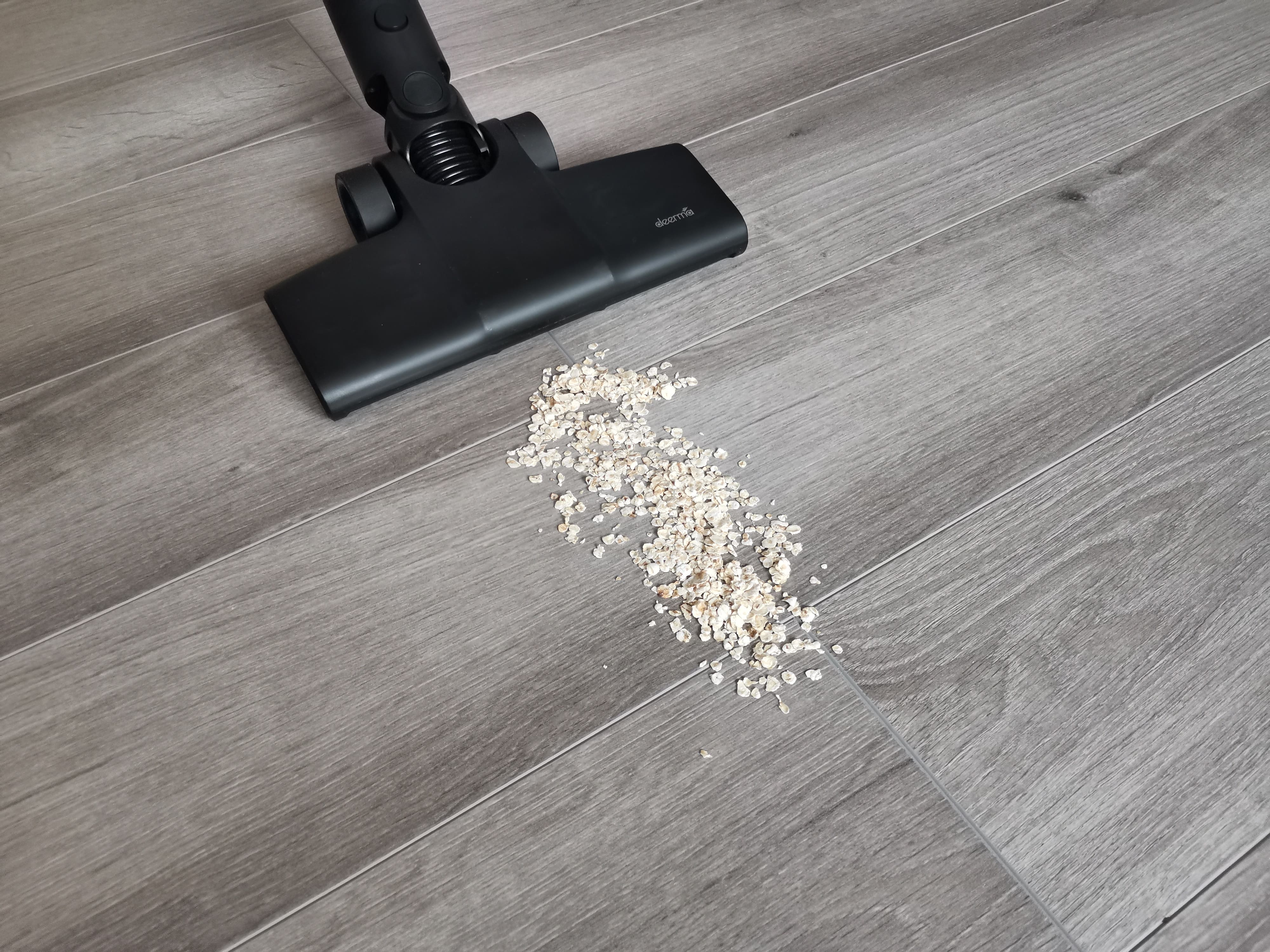 Deerma T20W уборка овсяных хлопьев на ламинате